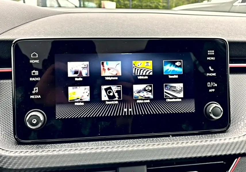 Écran tactile central du tableau de bord du Skoda Kamiq blanc nacré, avec interface multimédia affichée.