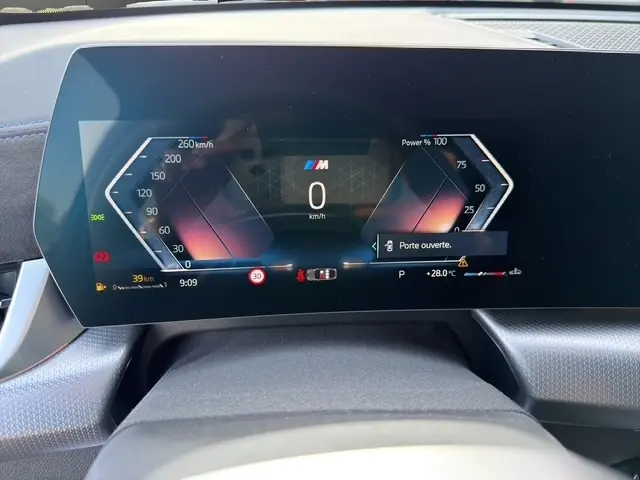 Affichage numérique du combiné d'instruments BMW X2 M Sport, avec indication porte ouverte et vitesse à 0 km/h.