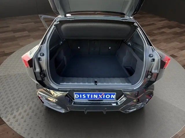 Vue arrière ouverte du coffre noir du BMW X2 sDrive20d M Sport DKG7, montrant un espace de chargement spacieux et propre.
