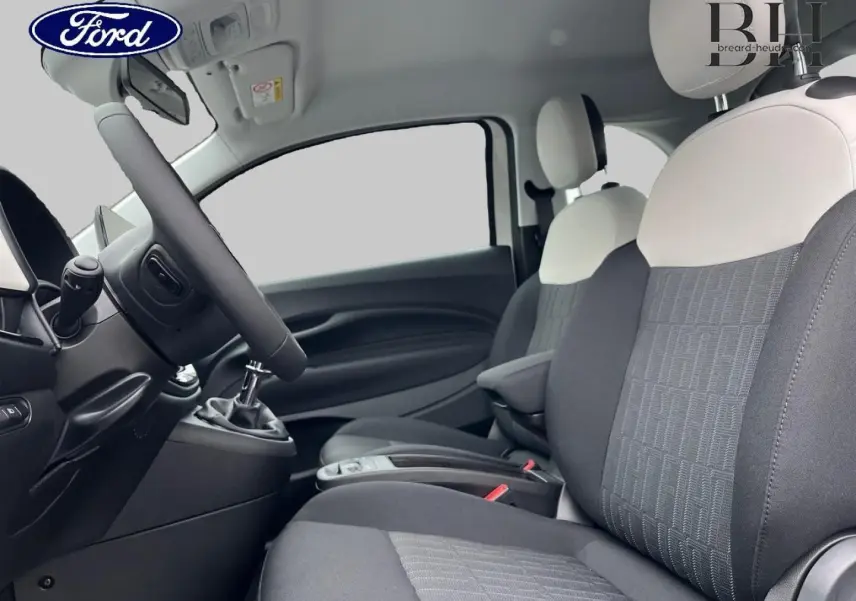 Vue intérieure côté conducteur de la FIAT 500 Ice White pastel, sièges bicolores noir et blanc avec volant multifonction.