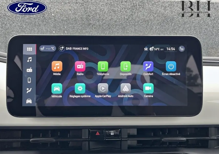 Écran tactile central affichant les options multimédia et connectivité dans une Ford, vue de face.