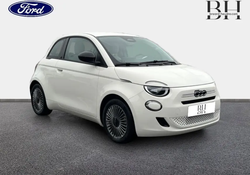 Vue 3/4 avant d'une FIAT 500 Ice White pastel avec jantes alu et détails noirs contrastants sur fond neutre.