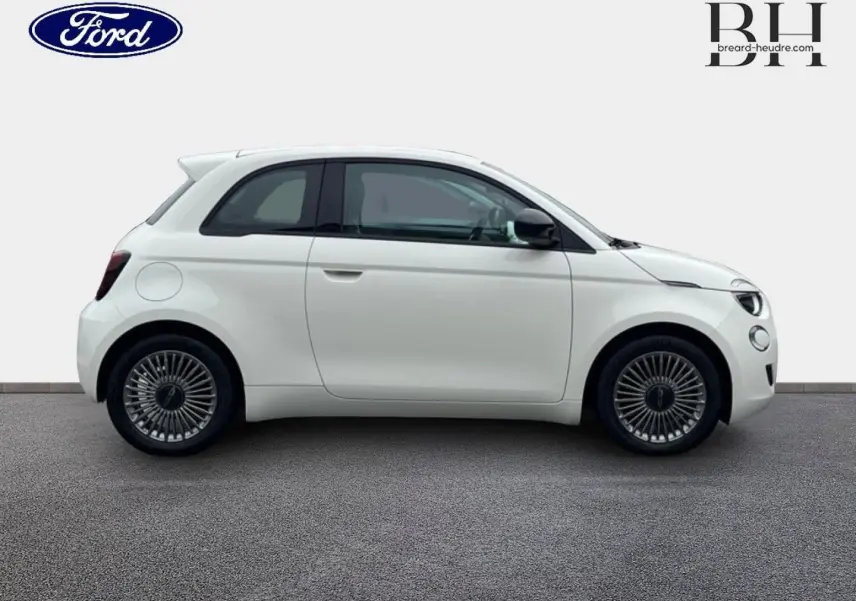 Profil côté gauche d'une FIAT 500 Ice White pastel 2026 avec jantes alu et becquet arrière visible.