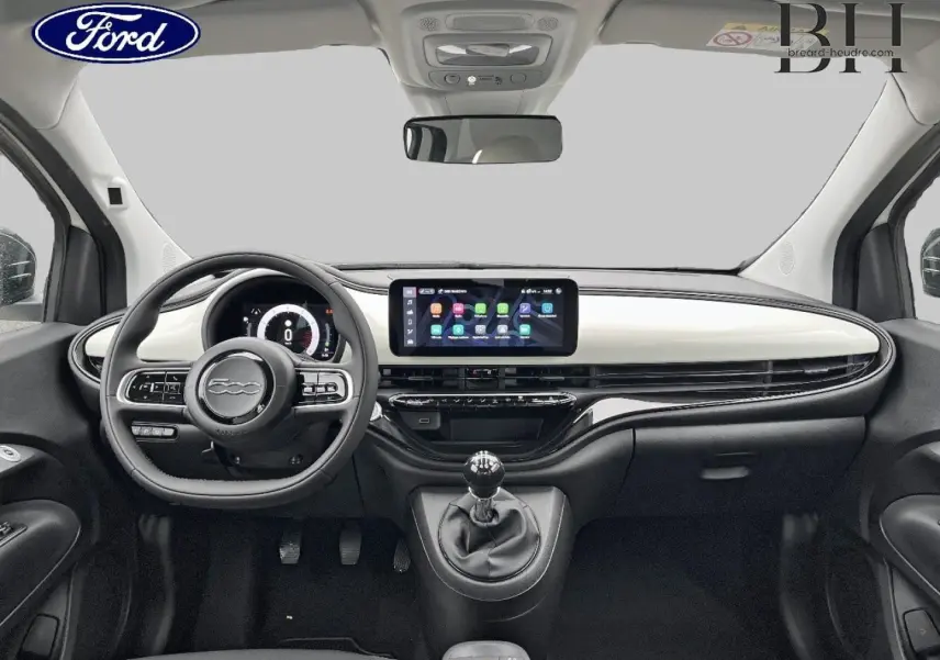Vue intérieure frontale du tableau de bord de la FIAT 500 Ice White pastel avec volant multifonction et écran tactile central.