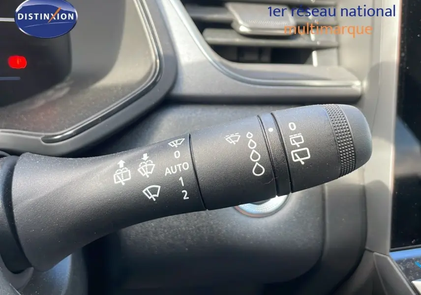 Gros plan sur la commande d’essuie-glace du Renault Captur 2025, intérieur noir avec détails fonctionnels visibles.