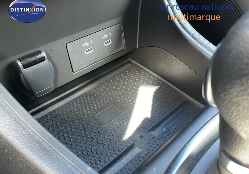 Gros plan sur la console centrale du Renault Captur 2025, montrant les ports USB et l’espace de rangement noir.