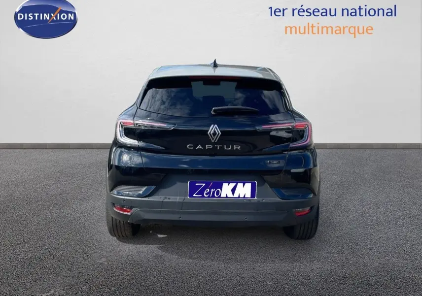 Vue arrière d'un Renault Captur noir étoile métal avec toit gris, modèle hybride 2025, sur fond neutre.