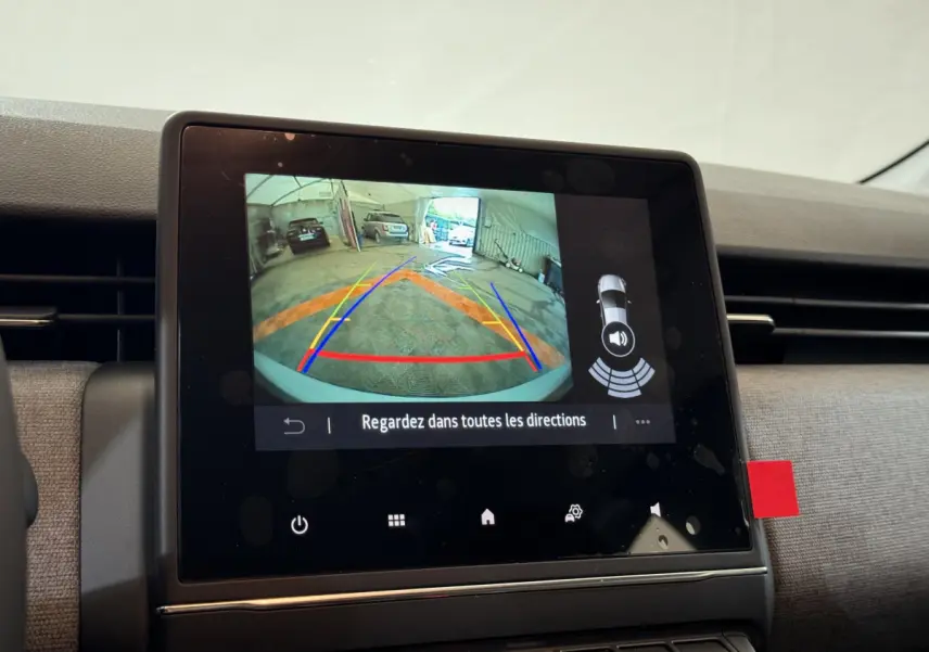 Écran tactile central montrant la caméra de recul avec guidage, intérieur gris clair de Renault Clio 2025.