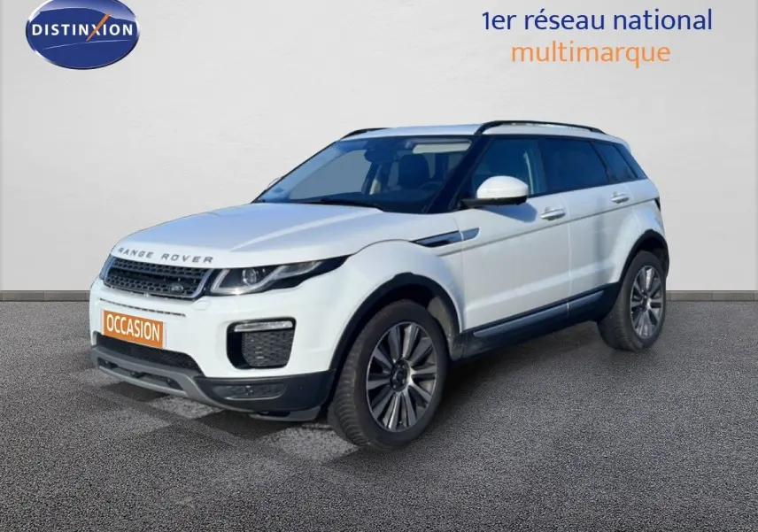Vue 3/4 avant d'un Range Rover Evoque blanc de 2017 avec jantes alliage bicolores et toit noir.