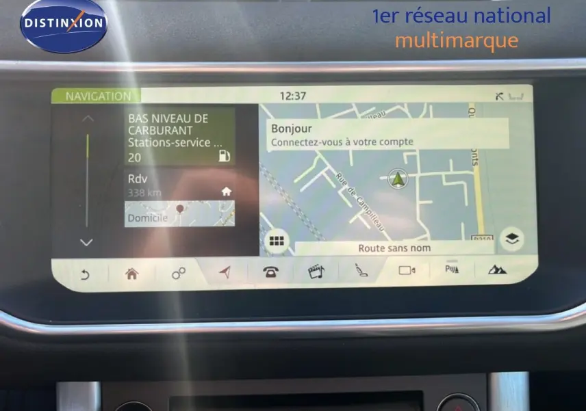 Écran de navigation du Range Rover Evoque blanc 2017 affichant une carte et alertes de carburant.