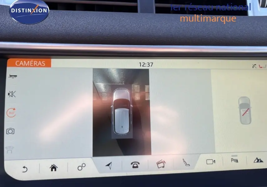 Vue aérienne sur l'écran de la caméra 360 du Range Rover Evoque blanc montrant le véhicule en stationnement.