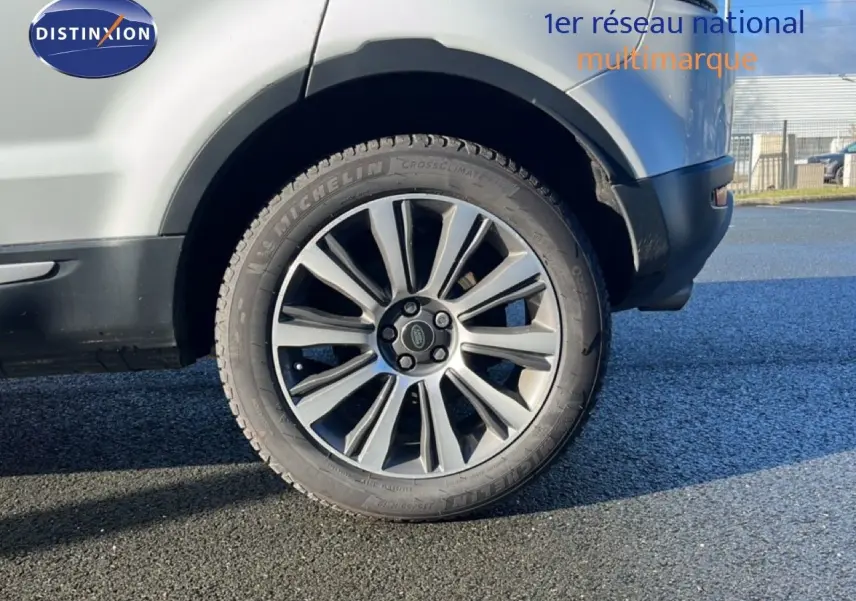 Gros plan sur la roue arrière droite d'un Range Rover Evoque blanc de 2017, mettant en valeur la jante alliage biton.