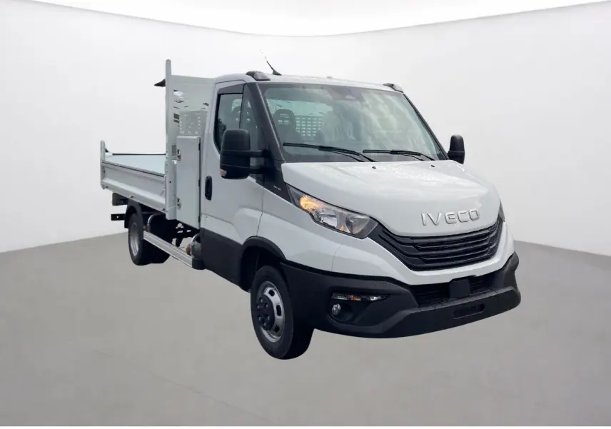 Vue 3/4 avant droit d’un utilitaire blanc Iveco Daily Châssis cabine avec benne acier et coffre latéral.