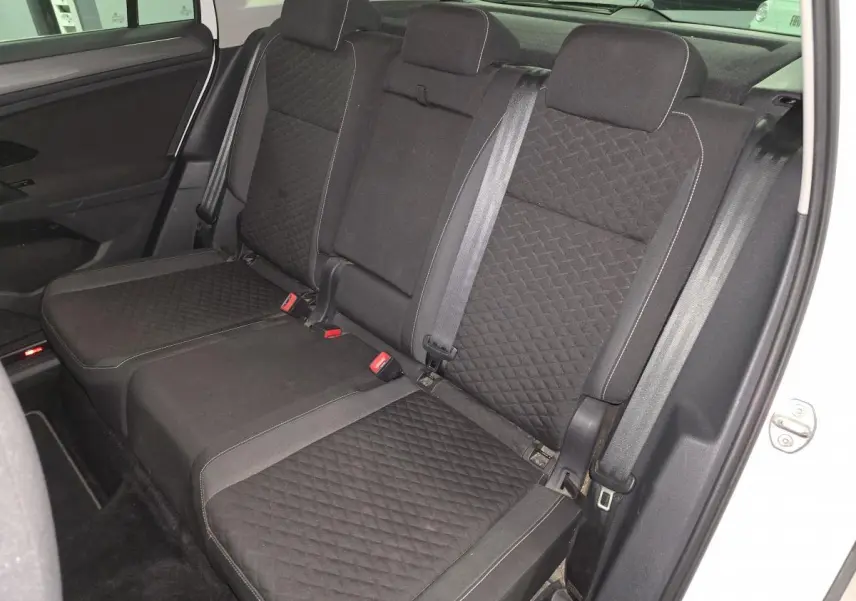 Vue intérieure côté droit sur la banquette arrière noire en tissu matelassé du Volkswagen Tiguan blanc 2019 Confortline.