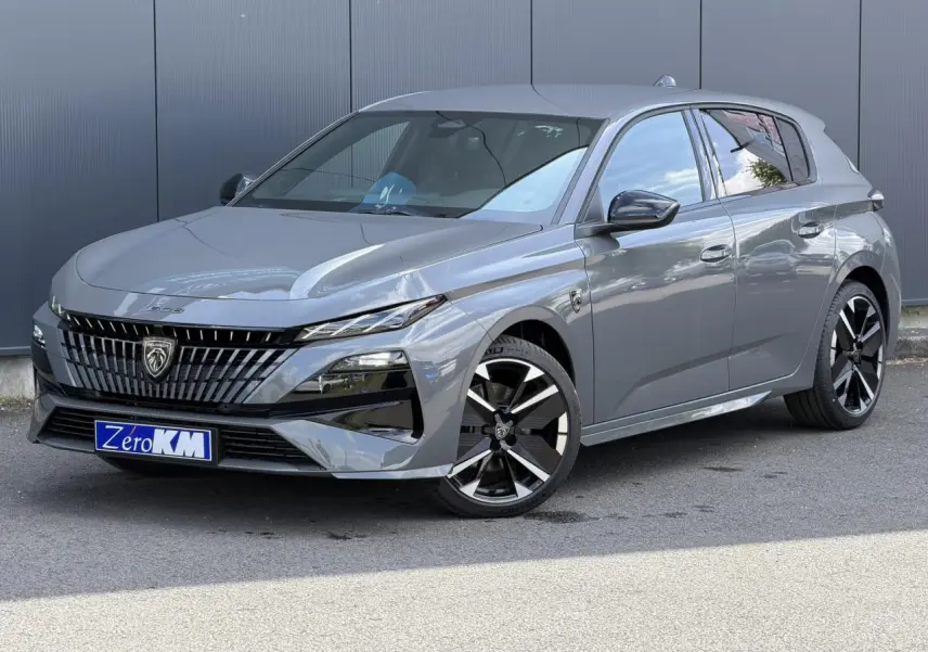Peugeot 308 NV Hybrid gris Selenium vue 3/4 avant, jantes alliage bi-tons et calandre distinctive noire.