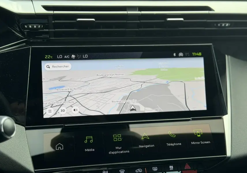 Vue rapprochée de l’écran tactile central affichant la navigation 3D dans l’habitacle de la Peugeot 308 gris Selenium.