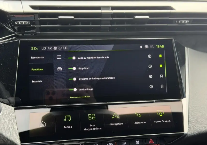 Écran tactile central de la Peugeot 308 gris Selenium montrant les options d’aide à la conduite en intérieur.