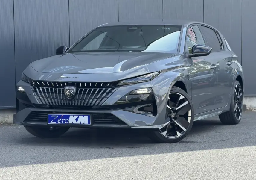 Peugeot 308 gris Selenium vue 3/4 avant avec calandre distinctive et jantes alliage bi-tons.