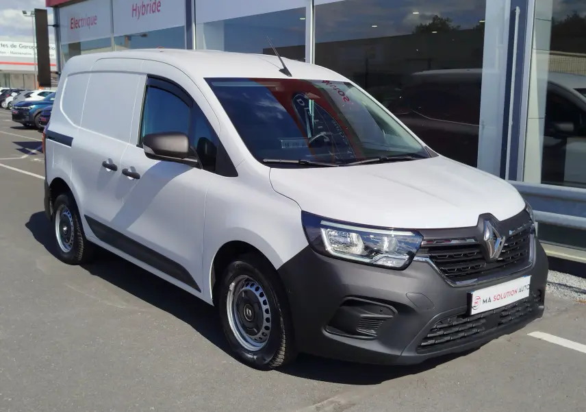 Renault Kangoo blanc minéral en 3/4 avant droit, avec calandre noire et jantes acier simples.