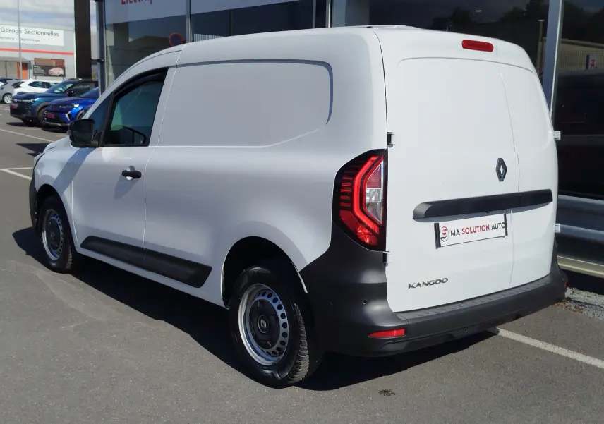 Vue 3/4 arrière droite d’un Renault Kangoo blanc Minéral utilitaire avec feux arrière LED et jantes acier noires.