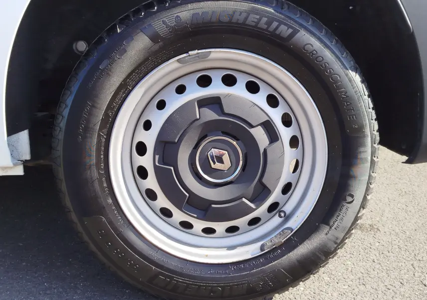 Gros plan sur la roue avant droite blanche d’un Renault Kangoo 2023 avec pneu Michelin CrossClimate 2.