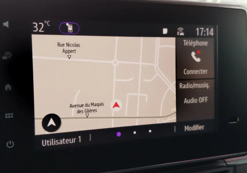 Écran tactile du système de navigation du Renault Kangoo 2023 affichant une carte et les options téléphone et radio.