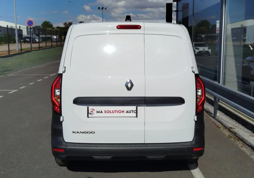 Vue arrière d’un Renault Kangoo blanc minéral 2023 avec portes battantes et feux arrière rouges visibles.