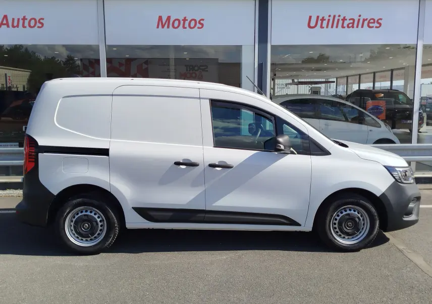 Vue latérale droite d’un utilitaire Renault Kangoo blanc minéral 2023 avec jantes acier et poignées noires.