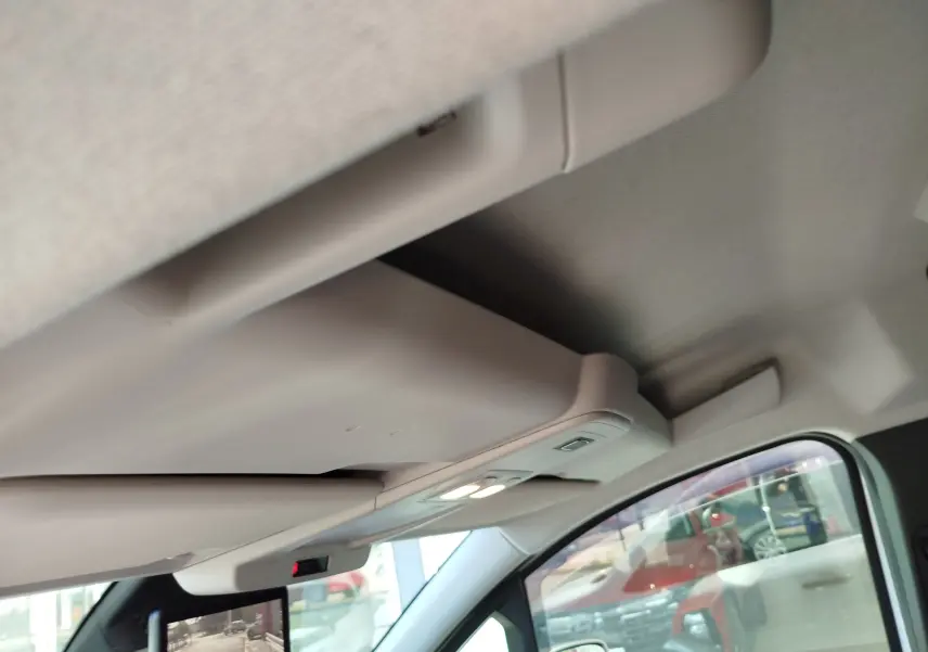 Détail intérieur du plafond et du miroir de surveillance du Renault Kangoo 2023, vue côté conducteur.