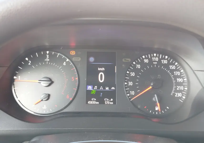 Vue rapprochée du tableau de bord du Renault Kangoo 2023, affichant le compteur à 0 km/h et le compte-tour.