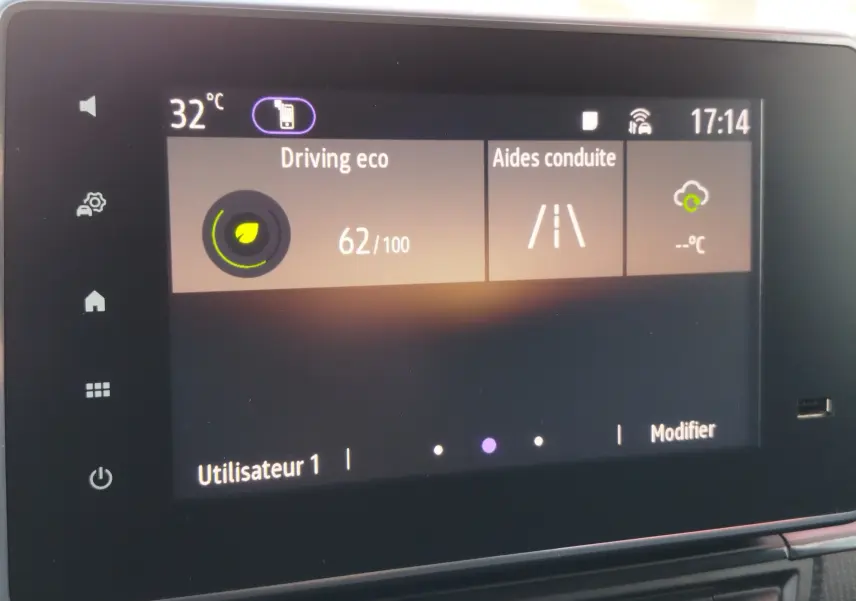 Écran tactile central du Renault Kangoo 2023 affichant l'interface d'aides à la conduite et l'indicateur de conduite éco.