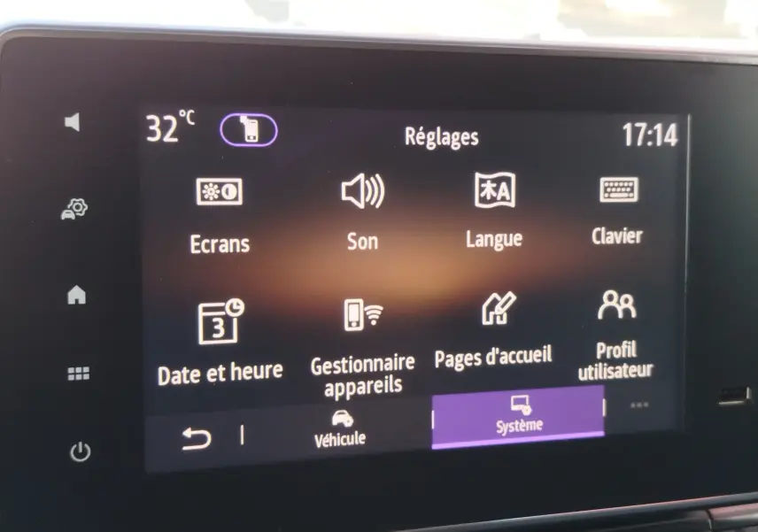 Écran tactile du système de réglages du Renault Kangoo 2023, affichant options de langue, son et date à 17h14.