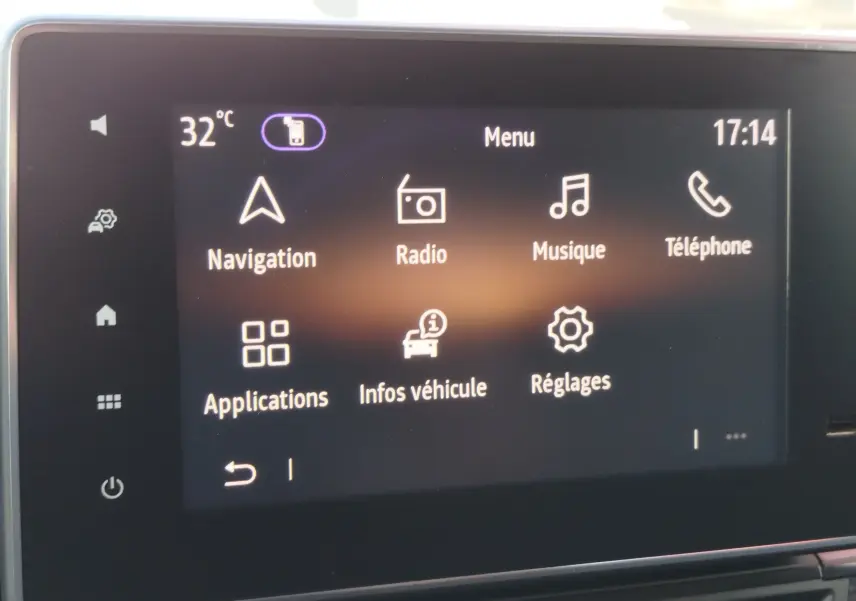 Écran tactile central du Renault Kangoo 2023 affichant le menu principal avec options navigation, radio, musique et téléphone.