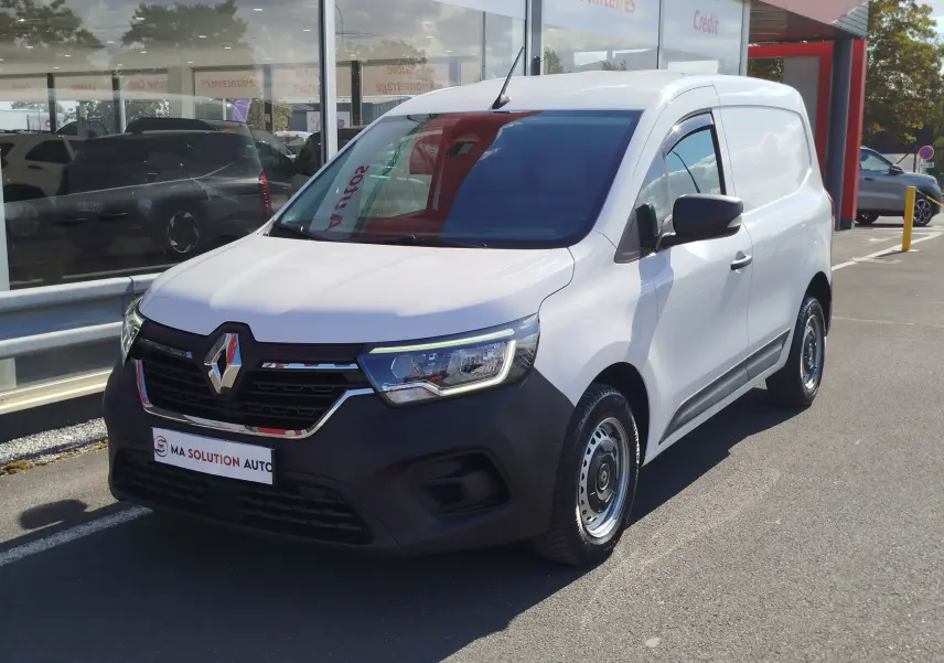 Renault Kangoo blanc minéral en 3/4 avant droit, fourgonnette utilitaire avec pare-chocs noir mat et jantes acier.