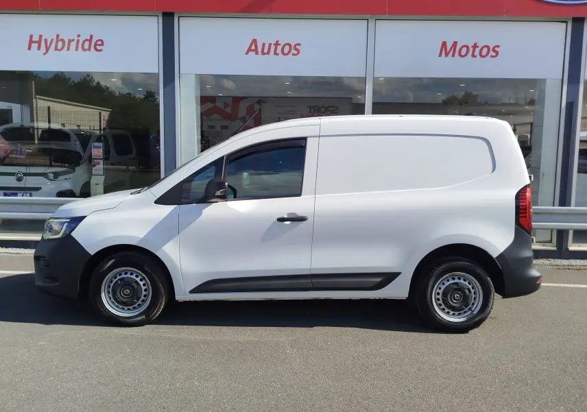 Vue de profil côté gauche d'un Renault Kangoo blanc Minéral 2023 avec jantes acier et protections noires.