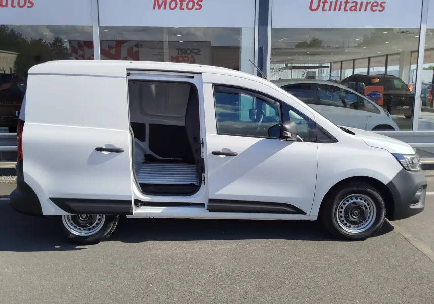 Renault Kangoo blanc Minéral en vue de profil côté droit, porte latérale coulissante ouverte montrant l’espace de chargement.