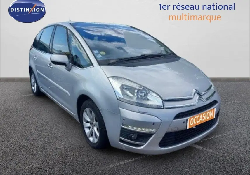 Vue 3/4 avant d'une Citroën C4 Picasso gris alu métallisé avec feux LED et calandre distinctive.
