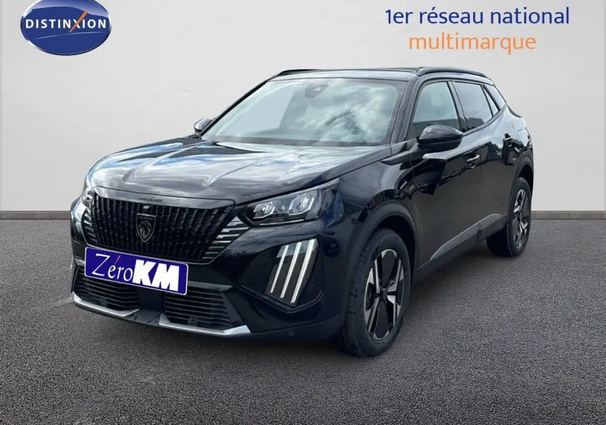 Peugeot 2008 noir perla metal en 3/4 avant droit, mettant en valeur ses optiques LED verticales distinctives.