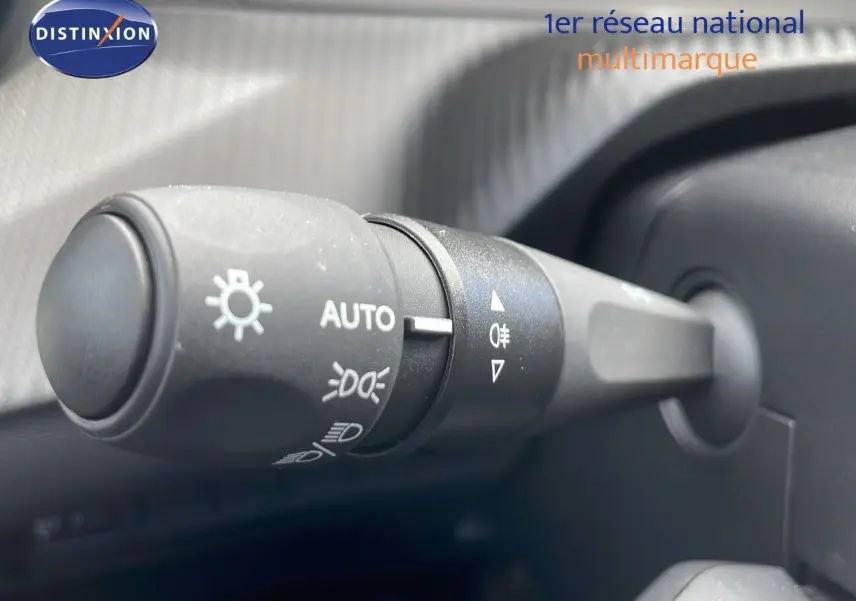 Gros plan sur la commande des phares du Peugeot 2008 noir Perla Metal, montrant les réglages automatiques et feux antibrouillard.