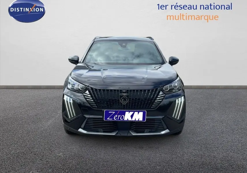 Vue frontale d'un Peugeot 2008 noir perla metal avec feux LED verticaux et calandre imposante.