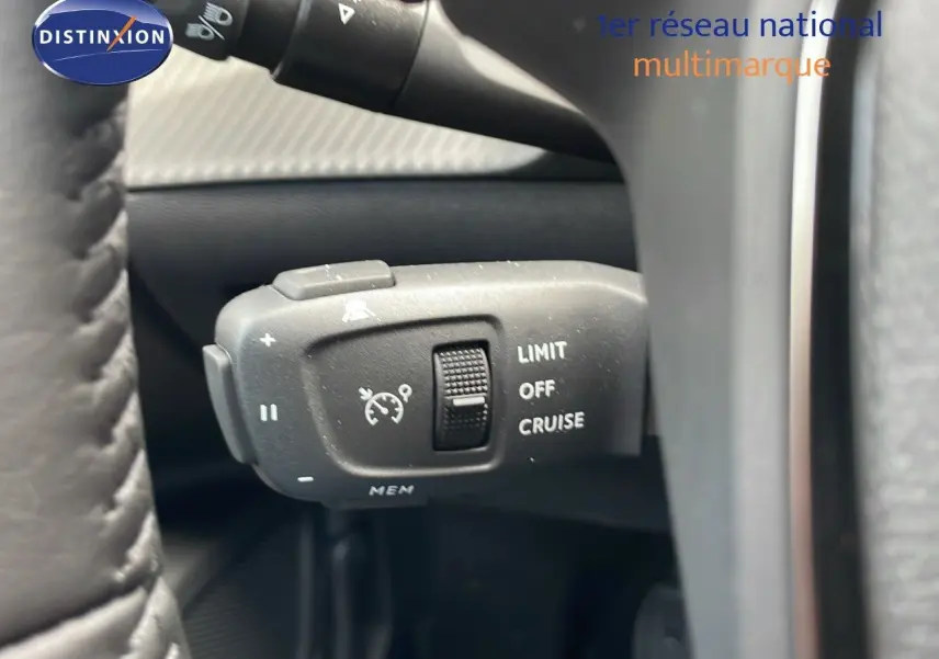 Gros plan sur la commande de régulateur de vitesse dans l'habitacle noir du Peugeot 2008 2025.