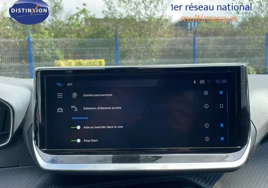 Vue de face de l'écran tactile central du Peugeot 2008 noir Perla Metal, affichant les aides à la conduite.
