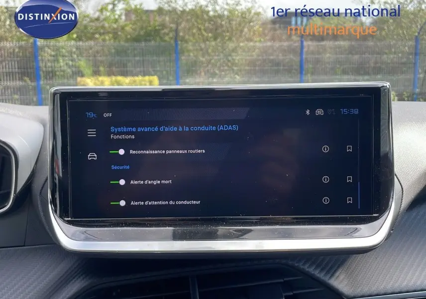 Écran tactile central du Peugeot 2008 2025 affichant les aides avancées à la conduite dans un intérieur moderne.