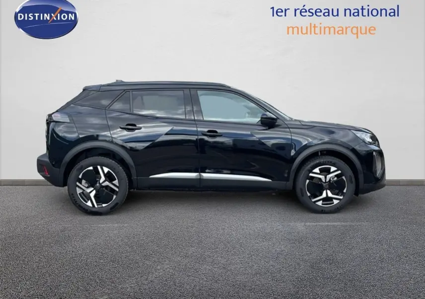 Profil côté droit d'un Peugeot 2008 noir perla metal 2025 avec jantes alliage bicolores et lignes dynamiques.