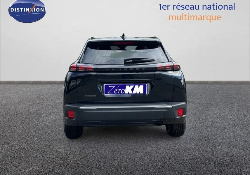 Vue arrière du Peugeot 2008 noir perla metal 2025 avec feux LED et plaque Zéro KM visible.