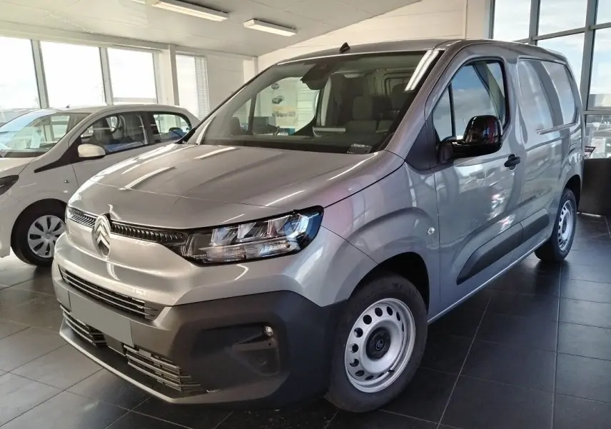 Vue 3/4 avant droite du Citroën Berlingo Van gris acier 2025 avec pare-chocs noir et jantes acier simples.