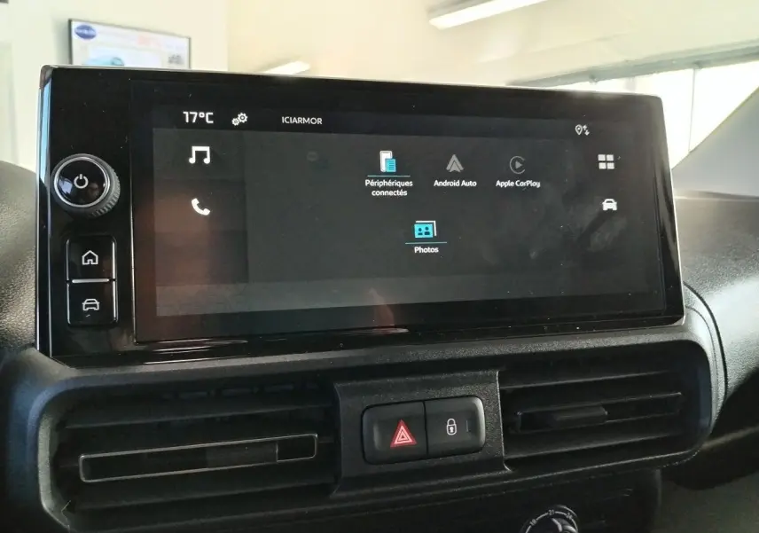 Écran tactile central du tableau de bord du Citroën Berlingo 2025 gris acier, affichant les options Android Auto et Apple CarPlay.