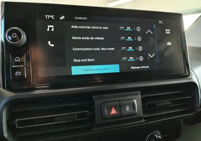 Écran tactile central du tableau de bord du Citroën Berlingo 2025 gris acier, affichant les aides à la conduite activées.