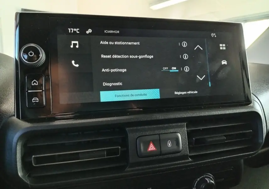 Écran tactile central du Citroën Berlingo 2025 gris acier affichant les réglages d'aide à la conduite et anti-patinage.