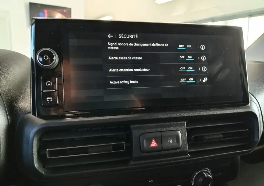 Écran tactile central affichant les réglages de sécurité dans l'habitacle du Citroën Berlingo gris acier 2025.